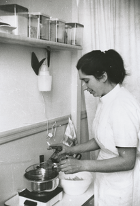 876922 Afbeelding van gezinshulp Corrie Vierbergen uit Wijk C, sociaal werkster bij de Zusters Augustinessen van ...